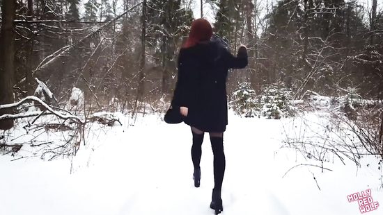 Horny couple rendezvous to the woods for a quick fuck