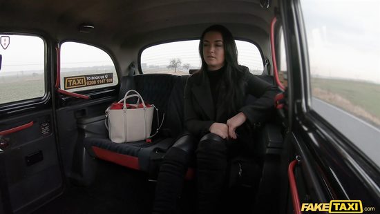 Sexy teen provides flaming back seat porn