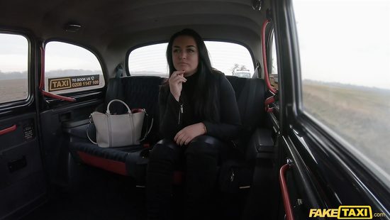 Sexy teen provides flaming back seat porn