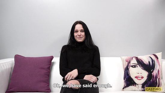 Flaming brunette toys her snatch during casting