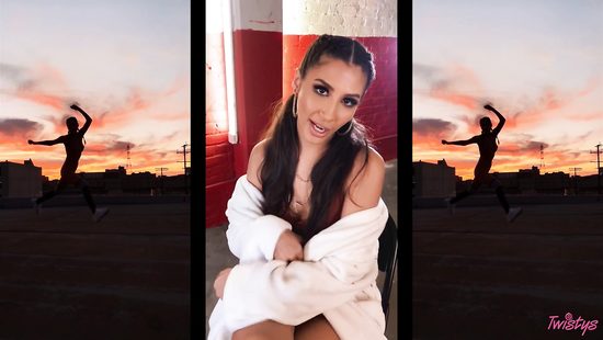 Solo beauty dazzles with kinky action