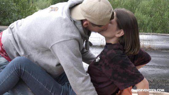 Mesmerizing outdoor gun for a horny couple