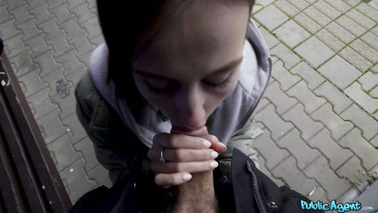 Skinny hon sucks dick like a pro