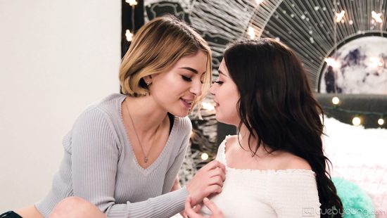 Lesbians share romantic XXX in bed