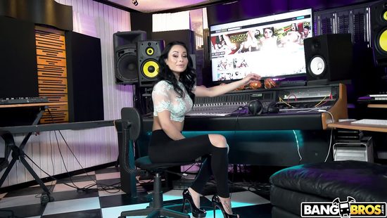 Aroused MILF works monster cock in flaming POV