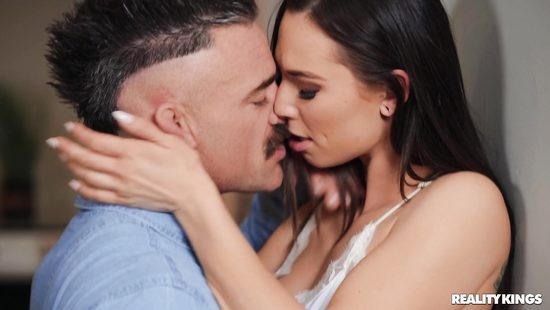 Energized woman wants it in both her wet holes