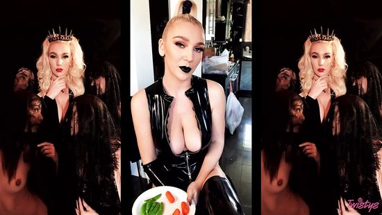 Solo blonde plays with her pussy on cam