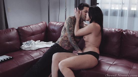 Slutty brunette endures younger storm in her ass