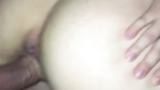 Трахает свою киску