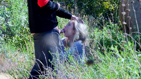 Outdoor sex for a curvy blonde