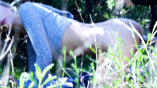 Outdoor sex for a curvy blonde