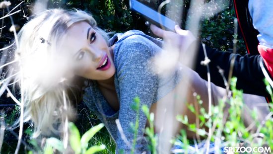 Outdoor sex for a curvy blonde