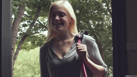 Sultry blondes hammered in a terrific threesome