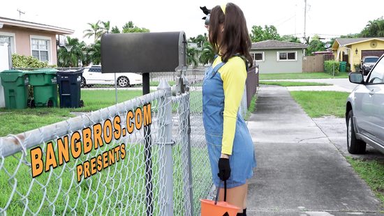 Chick attracted to dude's gigantic tool