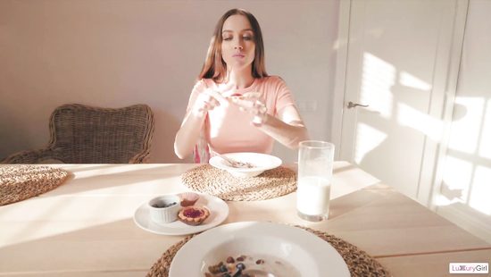 Cutie gives a masterful footjob