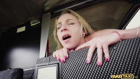 Spoiled babe fucks with a taxi driver