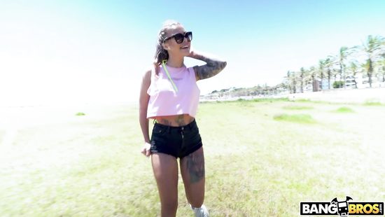 Tattooed girlfriend is in mood to try anal