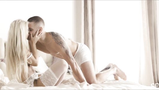 Blonde sex doll enjoys passionate cunni