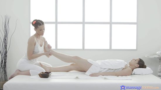 Masseuse tempts her pretty female client