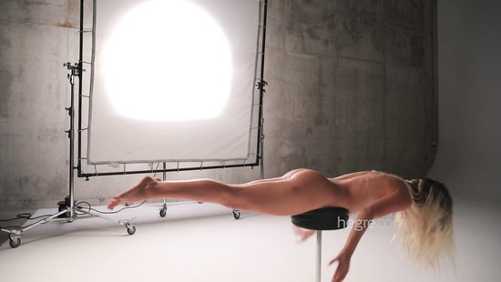 Naked model poses for the cam