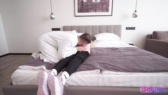 Sporty girl enjoys a fucking workout