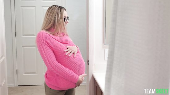 Trimmed pussy gets creampied