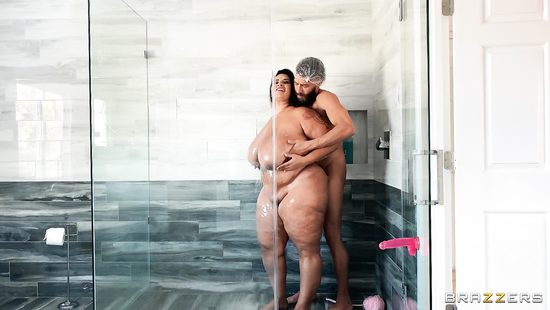 Fat MILF gets her meaty cunt poked