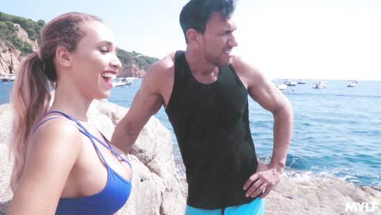 Horny couple have fun on the beach