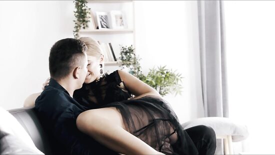 Talented MILF wanks and deepthroats