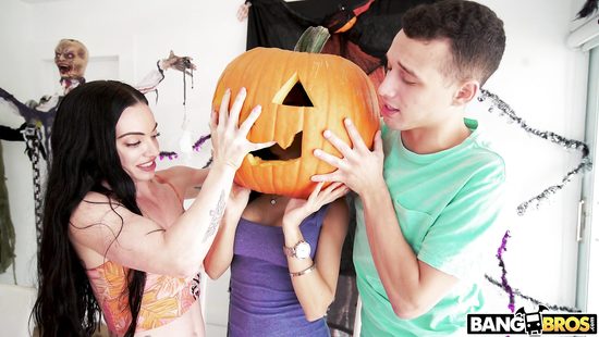 Halloween babe grinds on a schlong