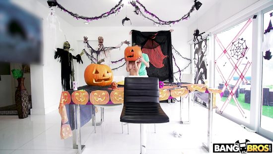 Halloween babe grinds on a schlong