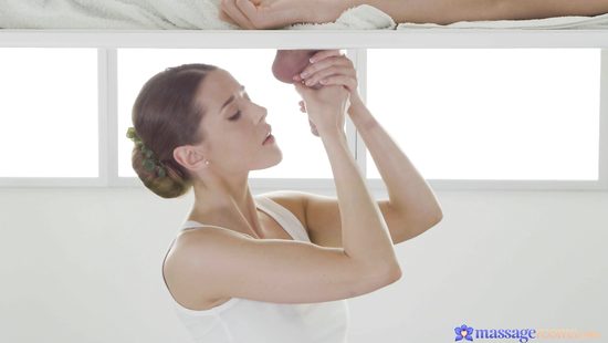 Kinky masseuse loves her gloryhole