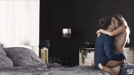 Eveline Dellai warms up her partner