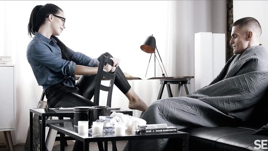 Horny artist fucks a gorgeous girl