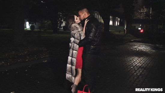 Juicy girlfriend gets ass creampied