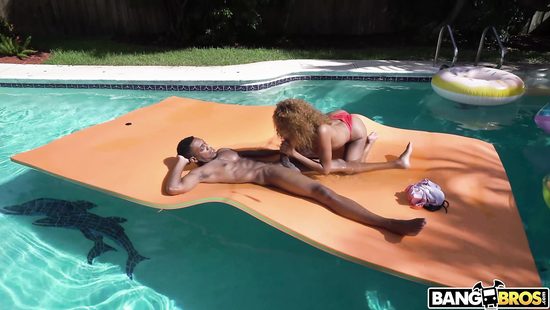 Stunning ebony girl fucked outdoors