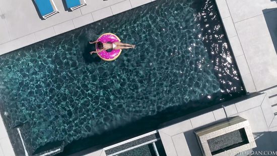 Woman gets shaved cunt poked