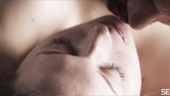 Isabella De Laa gets her pussy creampied