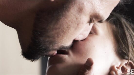 Isabella De Laa gets her pussy creampied