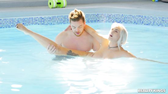 Blonde craves for juicy cum