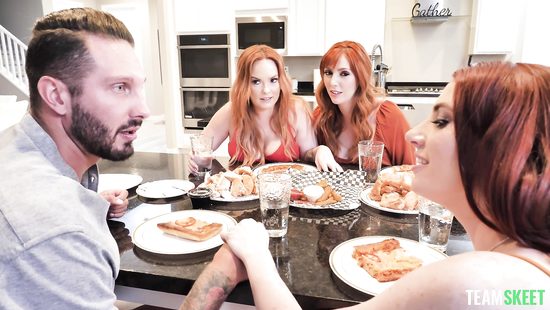 Inked man gets three babes