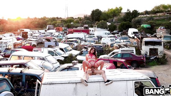 Curvy babe fucks outdoors