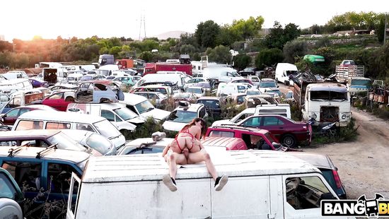 Curvy babe fucks outdoors