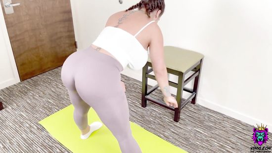 Yoga instructor bangs curvy babe