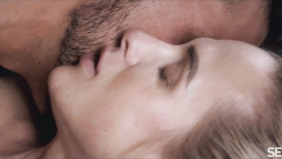 Blonde is kissing and fucking