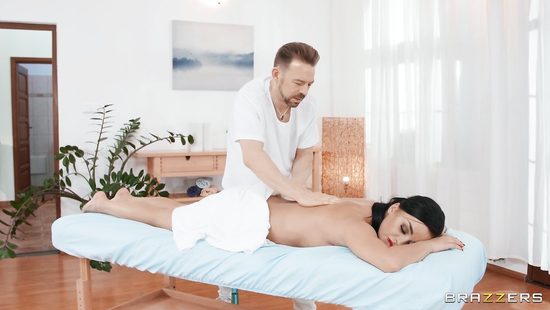 Masseur fucks Daphne Klyde