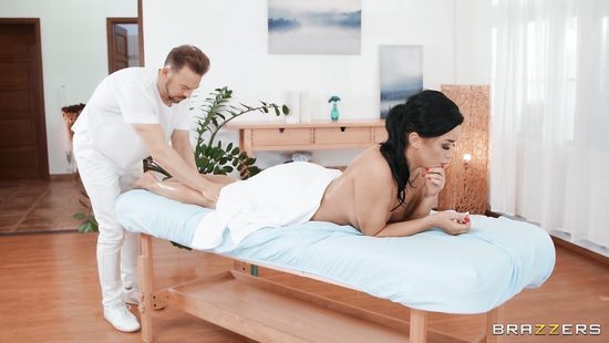Masseur fucks Daphne Klyde