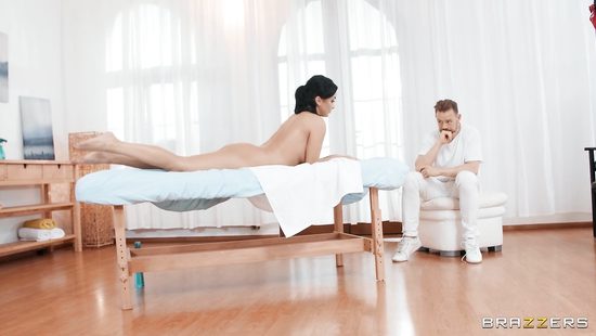 Masseur fucks Daphne Klyde