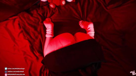 Sexy vampire chick gets cock