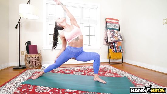 MILF exercises with fitness isntructor